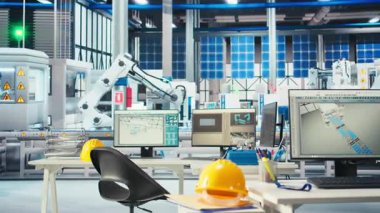 Fotovoltaik fabrikasındaki bilgisayar ekranındaki CAD programı güneş paneli montaj tesisi için üretim hatları tasarlamak için kullanılıyor. Boş güneş panellerindeki bilgisayar monitöründeki simülasyon yazılımı