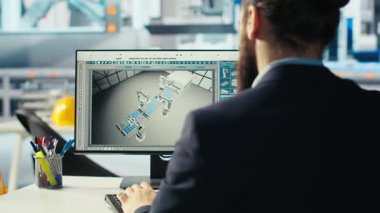 Fotovoltaik fabrikasındaki mühendis PC 'de kahve içiyor ve çalışan sistemleri teşhis ediyor. Güneş panellerinde içecekten hoşlanan adam fabrika üretiyor, dinlenme süresini azaltıyor, kamera B