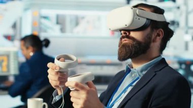 Fotovoltaik fabrikası uzmanı yenilenebilir enerji jeneratörlerinin modellerini yapmak için VR teknolojisini kullanıyor. Güneş panelleri sanal gerçeklik teçhizatı kullanarak çevresel açıdan güvenli güneş hücreleri inşa eden teknisyenler, kamera B