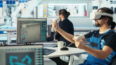 Fotovoltaik fabrika teknisyeni sistem parametrelerini ayarlamak için VR kulaklık kullanıyor, güç üretimini maksimuma çıkarıyor. Sanal gerçeklik teknolojisi kullanan adam, güneş paneli santralindeki enerji kaynağını optimize ediyor, kamera B