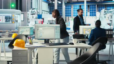 Fotovoltaik fabrika müdürü güneş pillerinin güç üretimini maksimuma çıkarmak için sistem parametrelerini ayarlıyor. Teknisyenlerle koordine eden, güneş paneli üretim tesisinde sistem teftişi yapan bir denetçi.