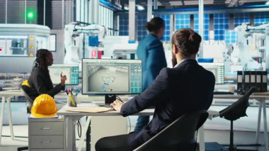 Fotovoltaik fabrikası uzmanı CAD programındaki güneş paneli montaj tesisi için üretim hatları tasarlıyor. Güneş panelleri fabrika teknisyeni fabrika üretim planlarını optimize etmek için simülasyon yazılımı kullanıyor