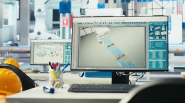 Robot kollarının güneş panellerini montaj hatlarına yerleştirme performansını denetlemek için kullanılan fotovoltaik fabrikasındaki bilgisayar. Güneş santrali makinelerinin geliştirilmesi için kullanılan boş tesiste bilgisayar görüntüsünün kapatılması