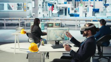 Fotovoltaik fabrikasındaki mühendis arızalı sistemleri teşhis etmek için sanal gerçeklik teknolojisini kullanıyor. Güneş panelleri dinlenme süresini azaltmak için VR kulaklık kullanan fabrika işçisi üretiyor, kamera A