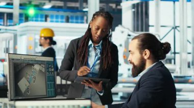 Fotovoltaik fabrikasındaki mühendis arızalı sistemleri onarmak için işçi gönderiyor. Güneş panelleri fabrika müdürünü üretiyor. Çalışma saatlerini azaltmak için çalışanlara görev veriyor. Kamera B