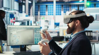 Fotovoltaik fabrikası uzmanı yenilenebilir enerji jeneratörlerinin modellerini yapmak için VR teknolojisini kullanıyor. Güneş panelleri çevresel olarak güvenli güneş pilleri inşa eden teknisyen sanal gerçeklik teçhizatı, kamera A