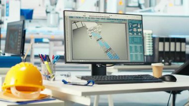 Çalışmayan sistemleri teşhis etmek için kullanılan boş fotovoltaik fabrikasındaki bilgisayar monitörü. Güneş panellerindeki masada bilgisayar ekranı sistem güvenilirliğini korumak için kullanılan fabrika imalatı