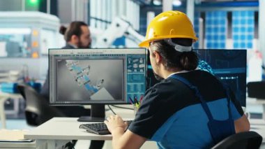 Fotovoltaik fabrikası mühendisi arızalı sistemleri teşhis etmek için yapay zeka kullanır. Güneş paneli imalat işçisi yapay zeka teknolojisini sistem çalışabilirliğini korumak için kullanır, kamera B