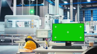 Yenilenebilir enerji jeneratörlerinin modellerini yapmak için kullanılan boş fotovoltaik fabrikasındaki izole ekran bilgisayarı. Güneş panellerindeki krom anahtar bilgisayar çevresel olarak güvenli güneş hücreleri oluşturmak için kullanılır.