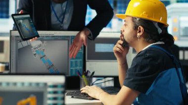 Güneş panellerinden oluşan bir ekip, fabrika yöneticileri ve mühendisleri güneş enerjisini nasıl kullanacaklarını tartışıyor. Takım çalışması fotovoltaik fabrikası meslektaşları geliştirme verimliliğini arttırmak hakkında sohbet ediyorlar, kamera B