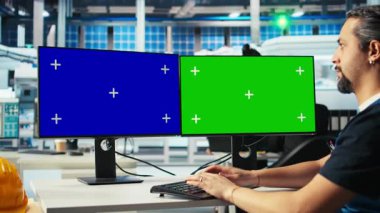 Güneş paneli üreten bitki araştırmacısı izole ekran bilgisayar kullanarak yeni güneş enerjisi sistemleri prototipleri geliştiriyor. Uzman, yeni fotovoltaik materyalleri modelleme PC, kamera A kullanarak araştırıyor.