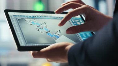 Photovoltaics fabrikası teknisyen izleme sistemi performansı tablet üzerinde. Güneş panelleri enerji üretimini ve verimliliğini takip etmek için aygıt kullanan fabrika işçisi imalatı, kamera B.