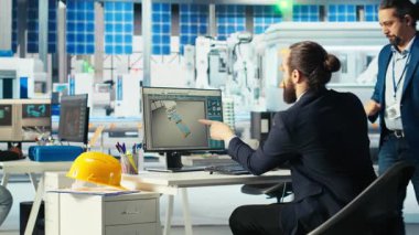 Fotovoltaik fabrikasındaki mühendis iş arkadaşıyla konuşuyor, arızalı sistemleri teşhis ediyor. Güneş panelleri fabrika iş arkadaşlarını üretiyor. Kesintileri azaltmak için beyin fırtınası yapıyorlar.