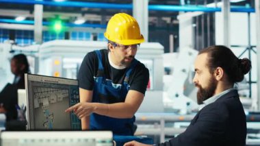 Photovoltaics fabrika müdürü, çalışanlarına görevler veriyor, güneş panelleri verimliliğini artırıyor. Takım lideri, daha sürdürülebilir güneş çözümleri, kamera B 'yi araştırdıktan sonra ayarlamaları yapmak için işçi gönderiyor.