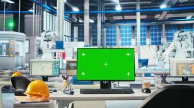 Yeni güneş enerjisi sistemi prototipleri geliştirmek için kullanılan boş güneş paneli üretim tesisinde krom anahtar bilgisayar. Yeni fotovoltaik materyalleri araştırmak için kullanılan yeşil ekran bilgisayar monitörü