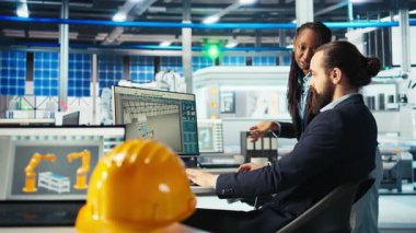 Photovoltaics fabrika müdürü sistem performansını izledikten sonra işçiye görev veriyor. Güneş panelleri imalat tesisi yöneticisi enerji üretimini ve verimliliğini arttırmak için mühendis gönderdi, kamera A