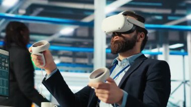 Photovoltaics fabrika mühendisi VR kulaklık kullanarak CAD yazılımının tesis katında çalışmayı planlıyor. Sanal gerçeklikte montaj hatları tasarlayan fabrika teknisyeni üreten güneş panelleri, kamera B