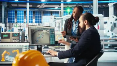 Fotovoltaik fabrikasındaki mühendis arızalı sistemleri onarmak için işçi gönderiyor. Güneş panelleri fabrika müdürünü üretiyor ve işten çıkarma süresini azaltmak için çalışanlara görev veriyor, kamera A