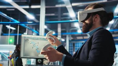 Fotovoltaik fabrika işçisi sanal gerçeklik teknolojisi kullanarak sistem performansını izliyor. Güneş panelleri enerji üretimi ve verimliliğini takip etmek için VR kulaklık kullanan fabrika çalışanı üretiyor. Kamera A