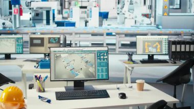 Güneş enerjisi sistemlerini incelemek için kullanılan fabrika üreten güneş panellerindeki bilgisayar monitörü. Verimliliği arttırmak ve yenilik yapmak için kullanılan boş fotovoltaik fabrikasında bilgisayar görüntüsü