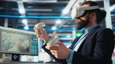 Photovoltaics fabrika mühendisi VR kulaklık kullanarak CAD yazılımının tesis katında çalışmayı planlıyor. Sanal gerçeklikte montaj hatları tasarlayan fabrika teknisyeni üreten güneş panelleri, kamera A