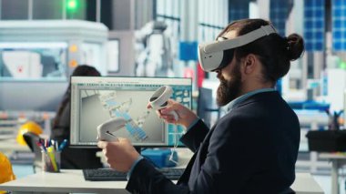 Robot kolların montaj hatlarına güneş panelleri yerleştirme performansını izlemek için VR kulaklık kullanan fotovoltaik fabrika işçisi. Sanal gerçeklik teknolojisi kullanarak güneş santrali makinelerini denetleme uzmanı