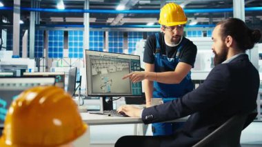 Photovoltaics fabrika müdürü, çalışanlarına görevler veriyor, güneş panelleri verimliliğini artırıyor. Takım lideri, daha sürdürülebilir güneş çözümleri ve kamera A 'yı araştırdıktan sonra ayarlamaları yapmak için işçi gönderiyor.