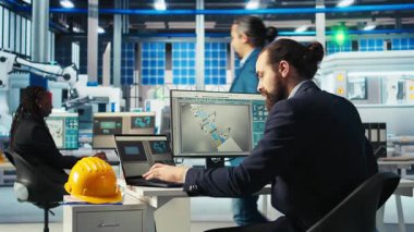 Fotovoltaik fabrikası işçisi sistem performansını izliyor, kahve içiyor. Güneş panelleri imalat fabrikası çalışanı enerji üretimi ve verimliliğini izlemek için bilgisayar kullanırken içecekten keyif alıyor, kamera A