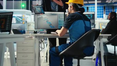 Güneş panellerinden oluşan bir ekip, fabrika yöneticileri ve mühendisleri güneş enerjisini nasıl kullanacaklarını tartışıyor. Takım çalışması fotovoltaik fabrikası meslektaşları geliştirme verimliliğini arttırmak hakkında sohbet ediyorlar, kamera A