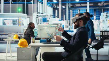 Robot kolların montaj hatlarına güneş panelleri yerleştirme performansını izlemek için VR kulaklık kullanan fotovoltaik fabrika işçisi. Sanal gerçeklik teknolojisi kullanarak güneş santrali makinelerini denetleme uzmanı