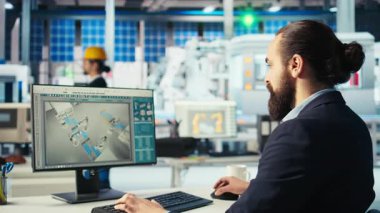 Photovoltaics fabrika müdürü güneş panellerinin performansını kontrol ettikten sonra çalışanlara görev veriyor. Uzman, güneş santrali makinelerini inceledikten sonra ayarlamaları yapması için işçi gönderiyor. Kamera A