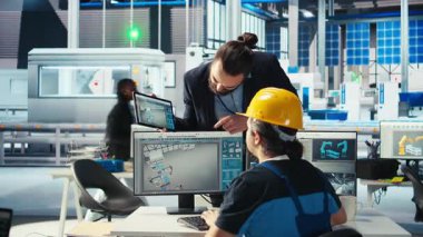 Fotovoltaik fabrikası mühendisi CAD yazılımında çalışıyor, müdürle beyin fırtınası yapıyor. Güneş panelleri fabrika teknisyeni üretiyor montaj hatları dizayn ediyor, danışman bilgilendirme yapıyor, kamera A
