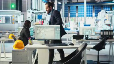 Fotovoltaik fabrikasının ekip çalışması mühendisleri sistem performansını izliyor. Güneş panelleri enerji üretimi ve verimliliğini izlemek için bilgisayar programını kullanan fabrika meslektaşları üretiyor