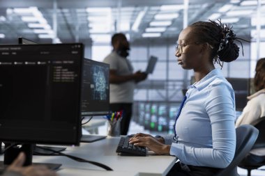 Bilgisayar bilimcisi veri merkezi altyapısını maksimum verim ve boş zaman için yönetiyor ve optimize ediyor. Sunucu merkezi çalışanı optimal sistem performansını sürdürüyor, yedekleme yapıyor