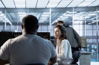 Sunucu odasının müdürü çalışanlarla konuşmak için hazırlıksız bir toplantı düzenliyor. Sunucu merkezinde denetleyici, denetlemeden sonra işçilere geri bildirim yapmak için dikkat istiyor.