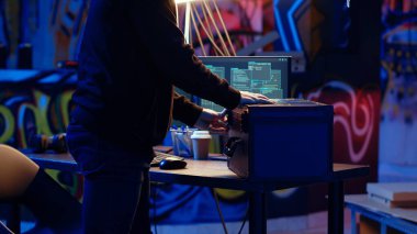 Hacker fidye virüsüyle şantaj yaptıktan sonra kurbandan çalınan bilgiler ve para dolu bavulla gizli üsten ayrılıyor. Siber suçlular suç işlemeyi bitirme planı, bodrumdan çıkış, kamera B