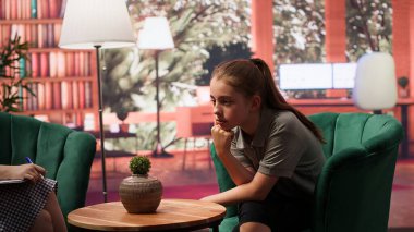 Ergenlik çağında hormonal değişimlerden kaynaklanan iç hüsranla baş etmek, kişisel sorunları tartışmak ve davranış terapisi oturumunda kaygı duymak. Terapi gören sorunlu bir genç. Kamera A.