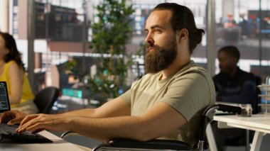 Kapsayıcı çalışma alanı eğitim makinesi öğrenme modellerinde engelli bir sistem yöneticisi. Belden aşağısı felçli izleme ve şirket sistemlerini koruma uzmanı, Kamera A