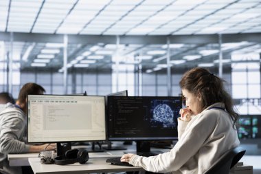 Bilgisayar bilimci yapay zeka ve makine öğrenme araçları kullanarak veri merkezi otomasyonu yapıyor. Sunucu merkezi işlemlerinde yapay zeka kullanan bilişim uzmanı