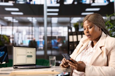 Modern girişim acentesinde muhasebeci. Finansal rakamları girdikten sonra işten ara veriyor. Rahatlamış iş kadını arkadaşlarına mesaj atıyor, ofiste çalışıyor, verileri karşılaştırıyor.