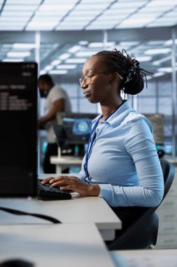 Veri merkezinde ağ yönetimi becerilerini kullanarak büyük ölçekli bilişim altyapısını yöneten ve optimize eden bir mühendis. Sunucu odası çalışanı güncelleme ekipmanları, işletim maliyetlerini düşürme