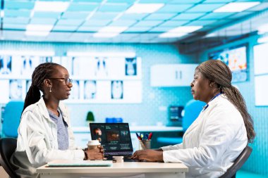 Tıbbi danışmanlık, bir hastaya tavsiye veren, modern teknoloji ve araçlardan faydalanan bir uzmanla doğru incelemeyi sağlamak için yapılıyor. Sağlık sigortası konusunda rehberlik ve sağlık.