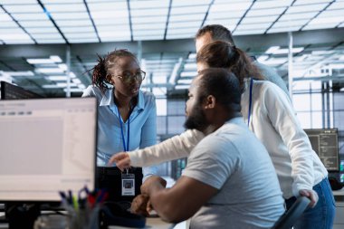 Sistem yöneticileri bilgisayar ağı güvenlik veri merkezi işyerinde beyin fırtınası yaparak ideal performansı sağlıyorlar. Sunucu raflarında enerji tüketimini izleyen, birlikte çalışan iş arkadaşları