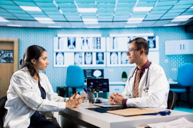 Hintli pratisyen hekim ve hasta tarama için teşhis araçları ve x-ray metin sonuçları ile tıbbi danışmanlık yaparlar. Sağlık hizmetleri uygulamaları ve araştırmaları gösteriliyor.