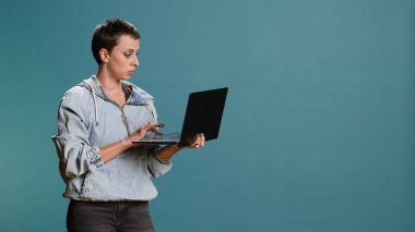 Stüdyoda, uzak bir ağda serbest çalışmak için internette gezinen sıradan bir kadın. Kablosuz bilgisayar kullanıcısı yeni bir arayüzde blog yazıyor, modern teknoloji şahsiyeti. Kamera B.
