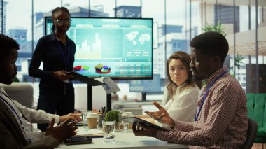 Proje yönetimi görevlerinde işbirliği yapan çeşitli çalışma ekipleri, kaynak tahsisini optimize etmek ve girişim hedeflerini güvence altına almak için akıllı teknolojilerden ve detaylı analizlerden faydalanmaktadır. Kamera B.