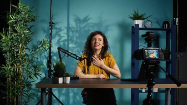 Profesyonel kamera, kadınları çevrimiçi izleyicilerle sohbet ederken, ev stüdyosunda çekim yaparken çekmek için kullanılır. Medya yıldızı canlı yayın sırasında hayranlarıyla tartışıyor ileri vites ve kamera B ile kaydedildi.