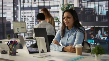 Profesyonel Hintli işçi, proje detayları ve stratejik hedefleri tartışan ekip üyeleriyle bir telekonferansa liderlik ediyor. Sanal toplantı mekanlar arasında etkili bir iletişim sağlar. Kamera B.