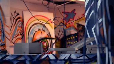 Gerilla sanatçıların duvarlarına grafiti çizimleri serpiştirilmiş pizza kutularını kapatın. Gençler tarafından sanat ve şehir kültürü kavramında kullanılan ıssız ve tahrip edilmiş yerlere atılan nesneler.