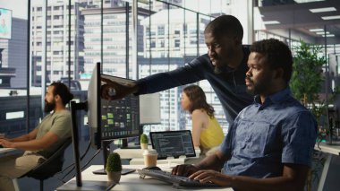 İş arkadaşının yardımıyla, otomatik sistemler için kritik öneme sahip yapay zeka öğrenme makinesiyle çalışmak. BT çalışanları verileri öngörücü modellere dönüştürmek için birlikte çalışıyorlar, kamera B